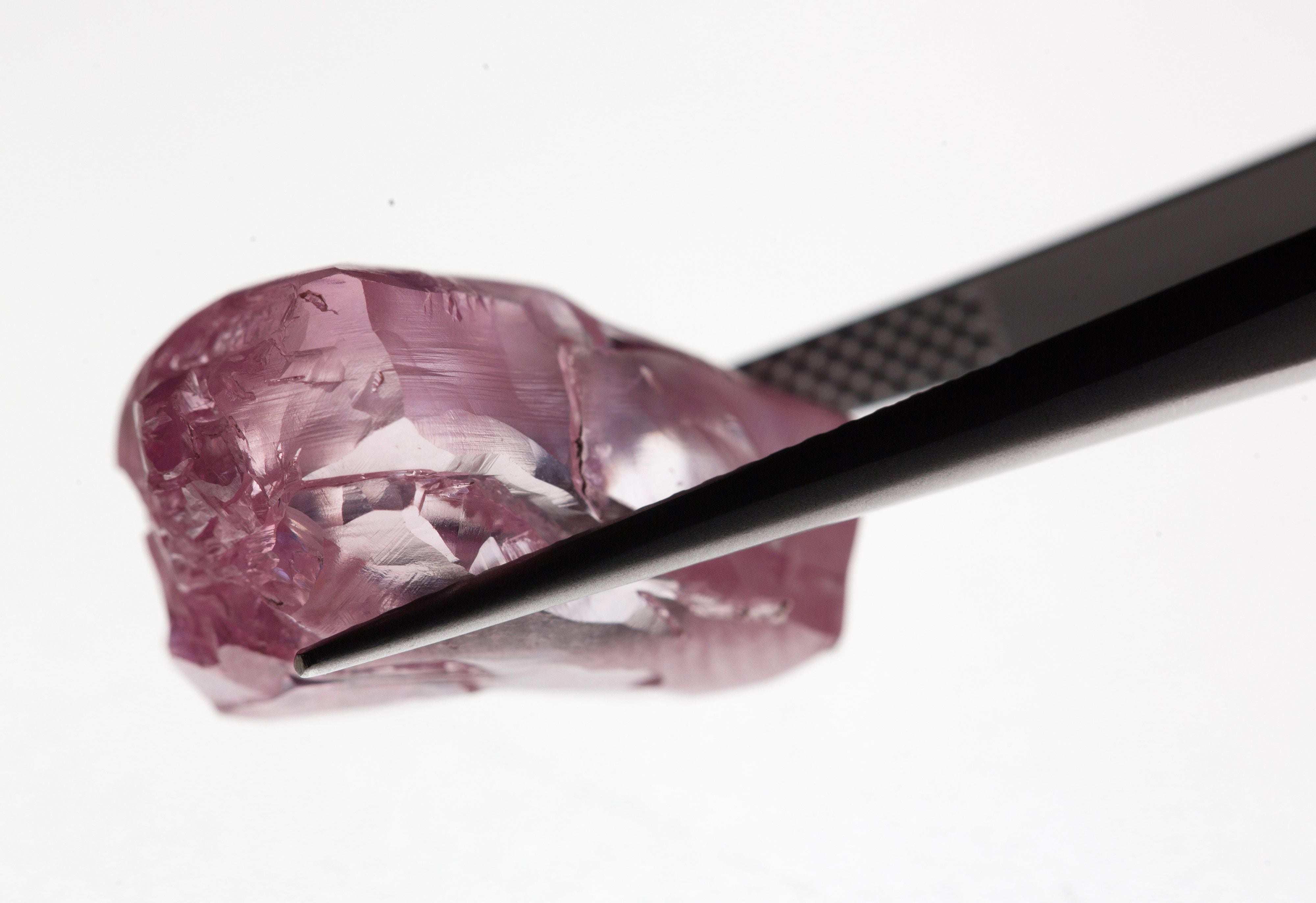 Raro diamante rosa de 170 quilates é colocado à venda e pode valer