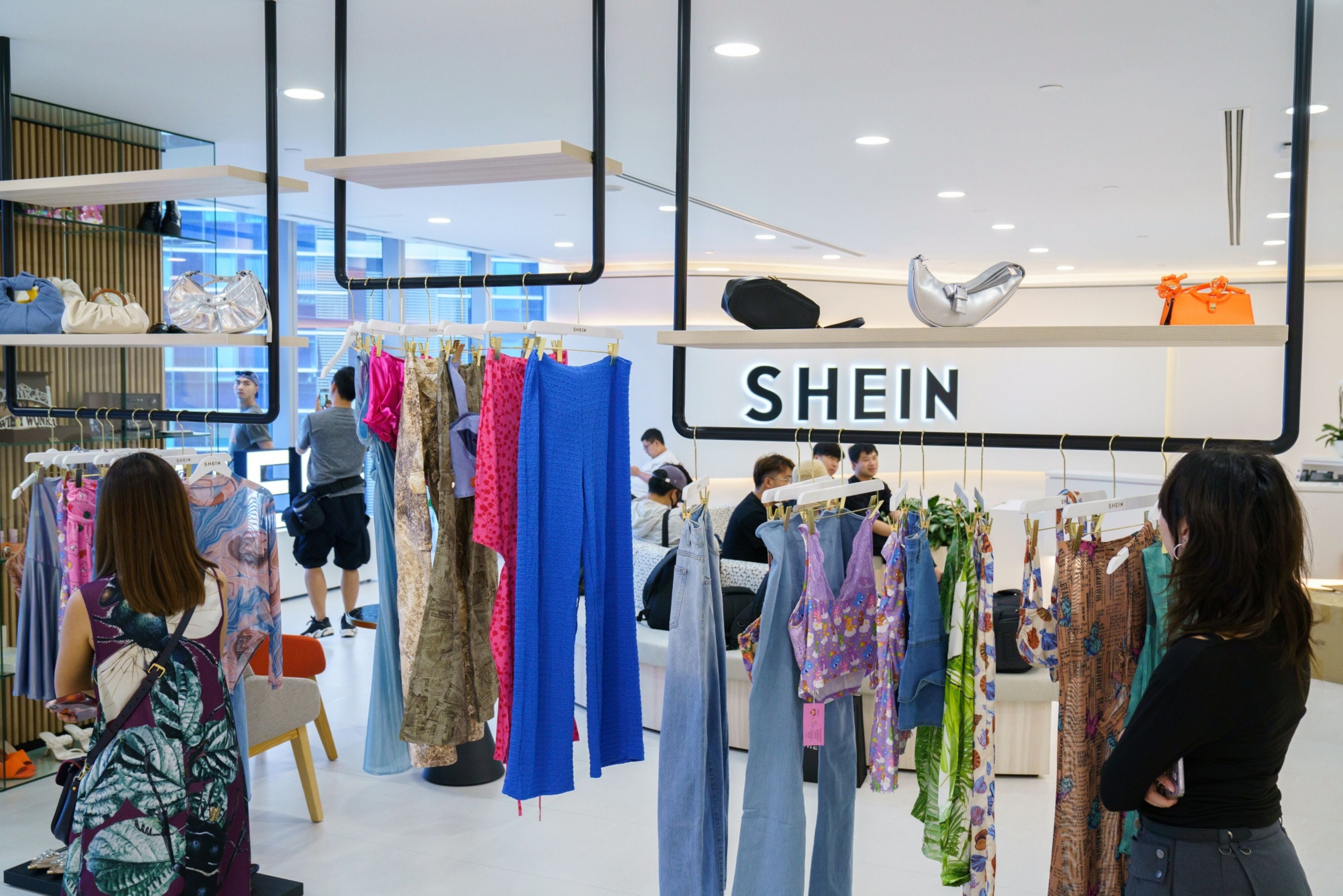 Shein faz acordo com 200 fábricas no Brasil e compra parte da Forever 21 no  mundo