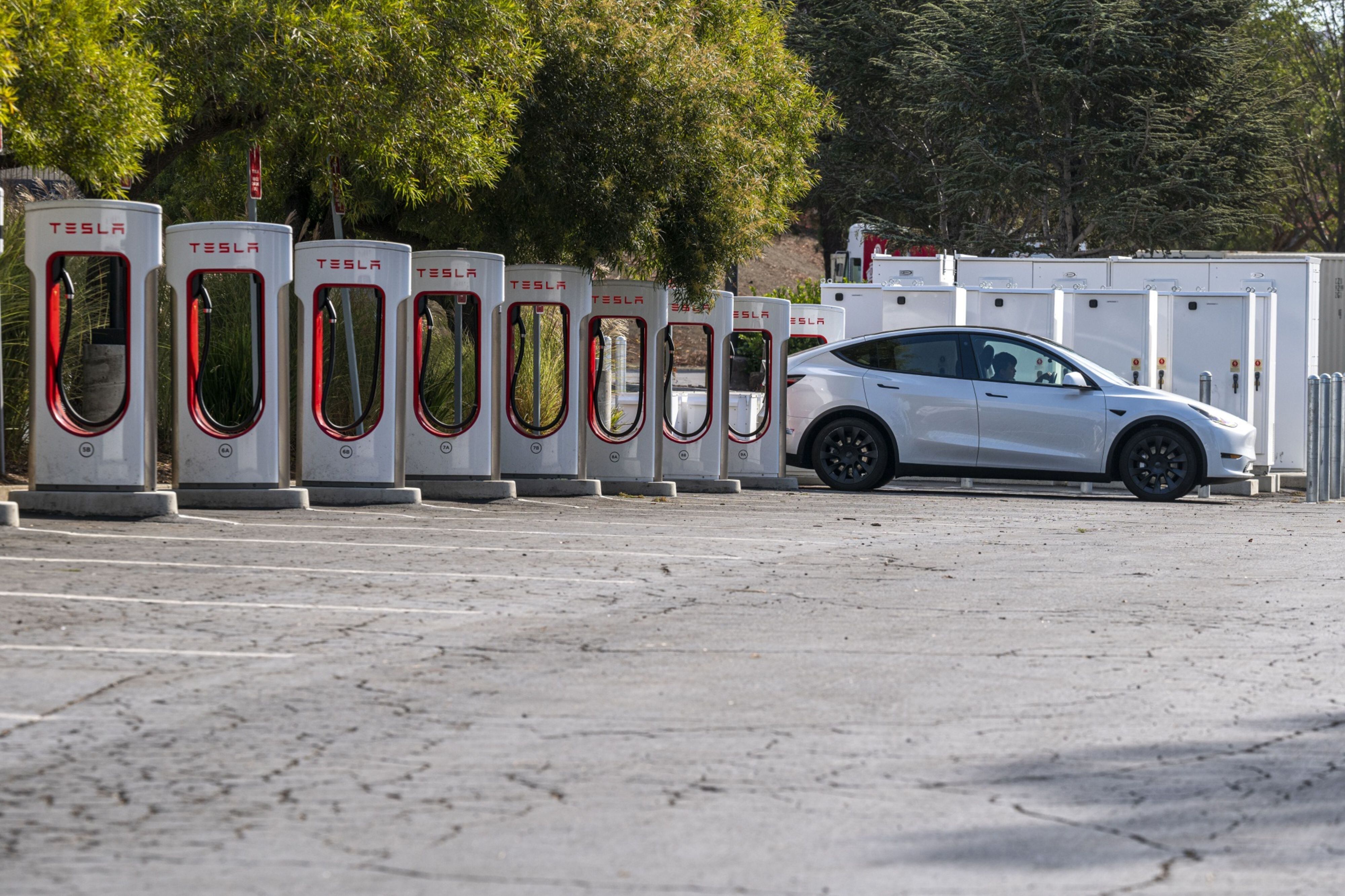 Automóveis elétricos da GM vão poder usar rede da Tesla em 2024 - Expresso